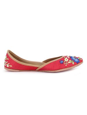 red slip on jutis - 17167539 - Standard Image - 2