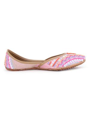 pink slip on jutis - 17167541 - Standard Image - 2