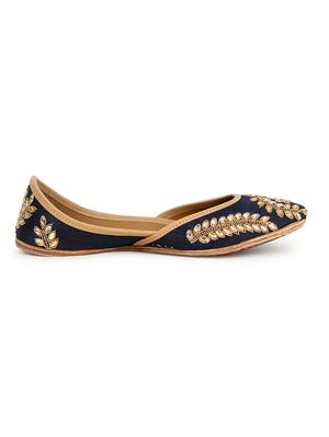 black slip on jutis - 17195054 - Standard Image - 2
