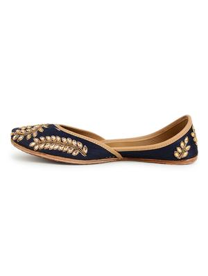 black slip on jutis - 17195054 - Standard Image - 3