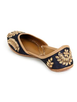 black slip on jutis - 17195054 - Standard Image - 4