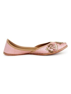 pink slip on jutis - 17195056 - Standard Image - 2