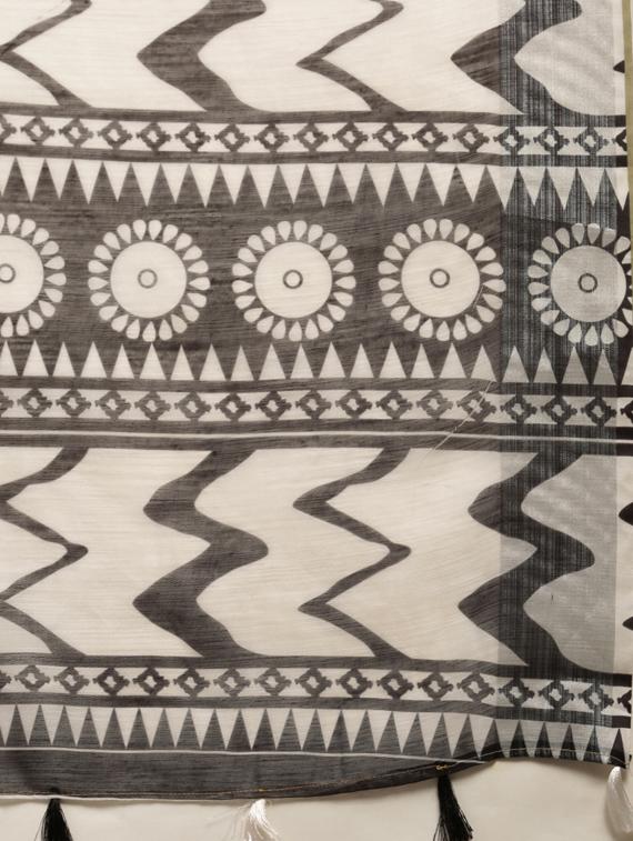geometrical printed saree with blouse - 17227269 - Zoom Image - 4