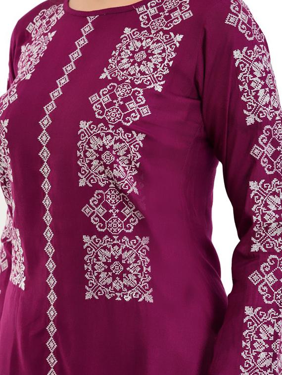 round neck embroidered top - 17232077 - Zoom Image - 4