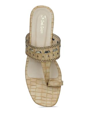 beige leatherette one toe kolhapuris - 17251866 - Standard Image - 4