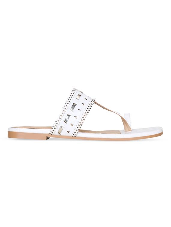 white leatherette one toe kolhapuris - 17251869 - Zoom Image - 2
