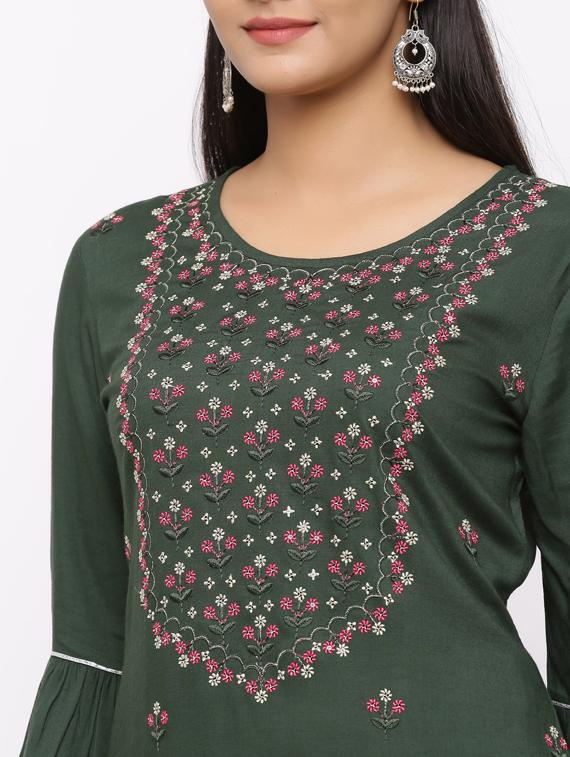 embroidered straight kurta - 17280730 - Zoom Image - 4