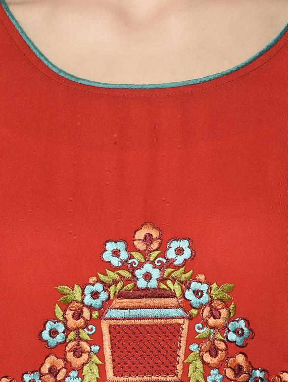 embroidered straight kurta - 17297171 - Zoom Image - 4