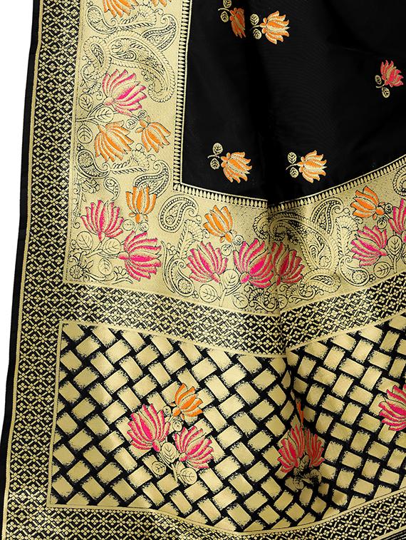 floral banarasi saree with blouse - 17298556 - Zoom Image - 4