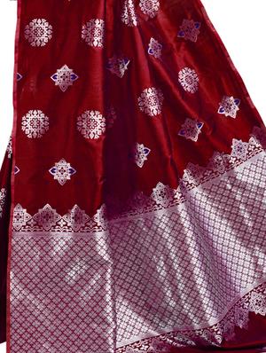 maroon woven saree with blouse - 17299997 - Standard Image - 3