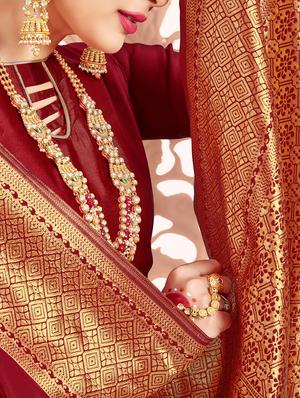 maroon banarasi saree with blouse - 17324719 - Standard Image - 3
