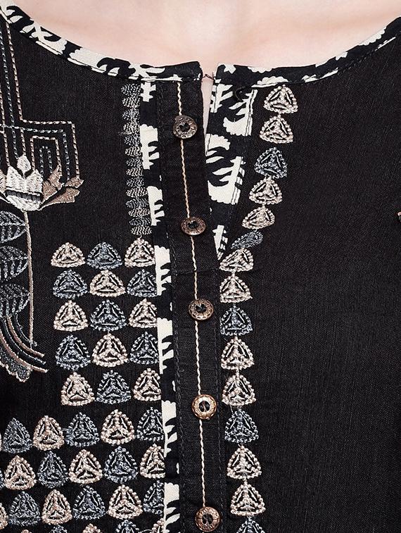 embroidered a-line kurti - 17355685 - Zoom Image - 4