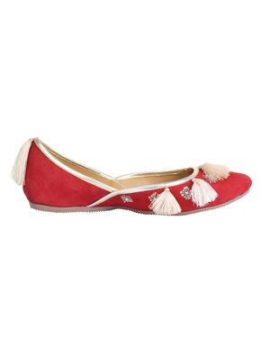 red slip on jutis - 17411458 - Standard Image - 2