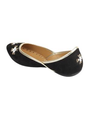black slip on jutis - 17411464 - Standard Image - 3