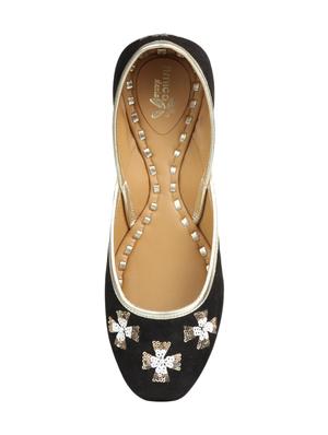 black slip on jutis - 17411464 - Standard Image - 4