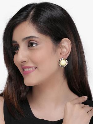 yellow metal studs earring - 17423599 - Standard Image - 3