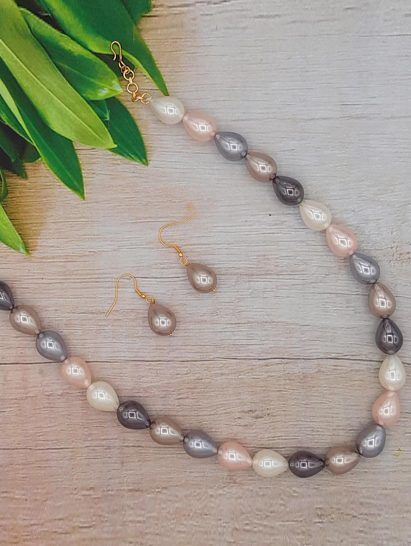 metallic pearl necklace - 17432390 - Zoom Image - 1