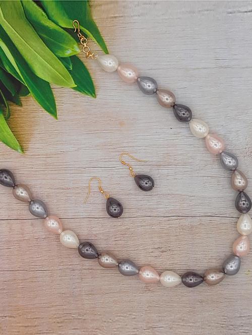 metallic pearl necklace - 17432391 - Standard Image - 1