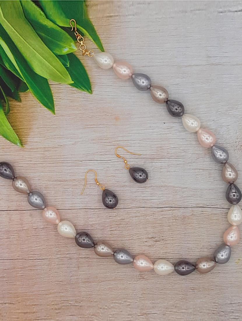 metallic pearl necklace - 17432391 - Zoom Image - 1