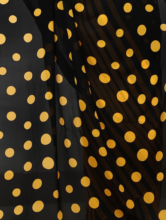 polka dot printed saree with blouse - 17443846 - Zoom Image - 4
