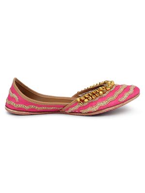pink slip on jutis - 17461204 - Standard Image - 2