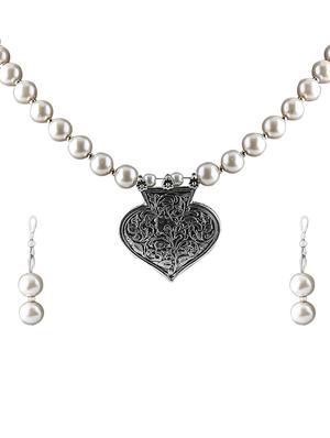 silver plated pearl necklace - 17466216 -  Standard Image - 1