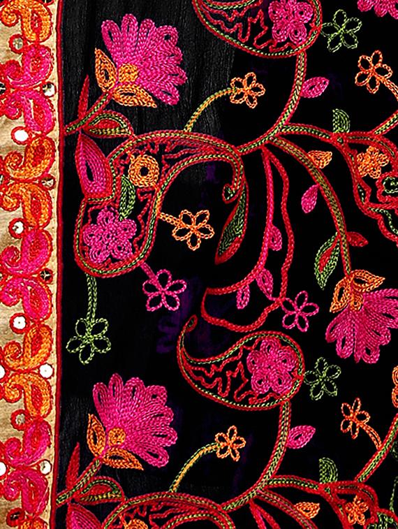 lace bordered embroidered saree with blouse - 17468679 - Zoom Image - 4