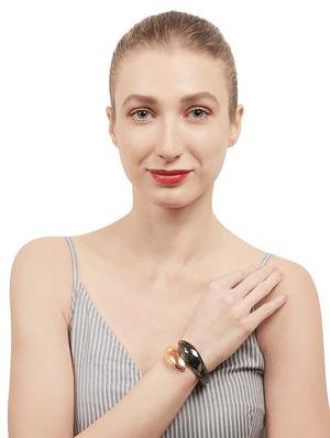 gold metal cuffs bracelet - 17468934 - Standard Image - 3