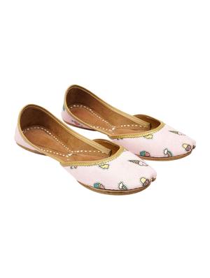 pink slip on jutis - 17477420 - Standard Image - 2
