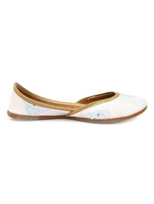 pink slip on jutis - 17477720 - Standard Image - 2