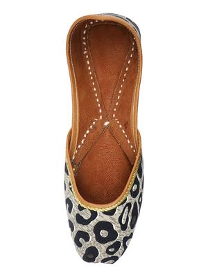 black slip on jutis - 17477774 - Standard Image - 3