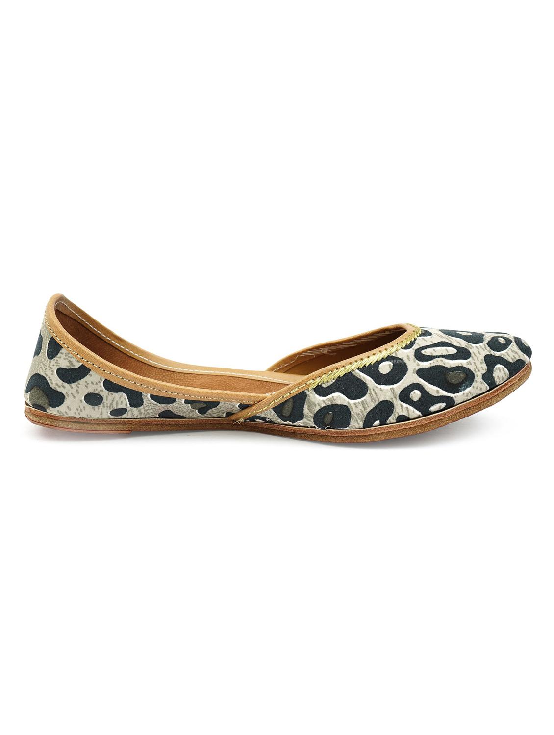 black slip on jutis - 17477774 - Zoom Image - 2
