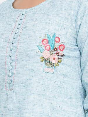 embroidered straight kurta - 17493029 - Standard Image - 4