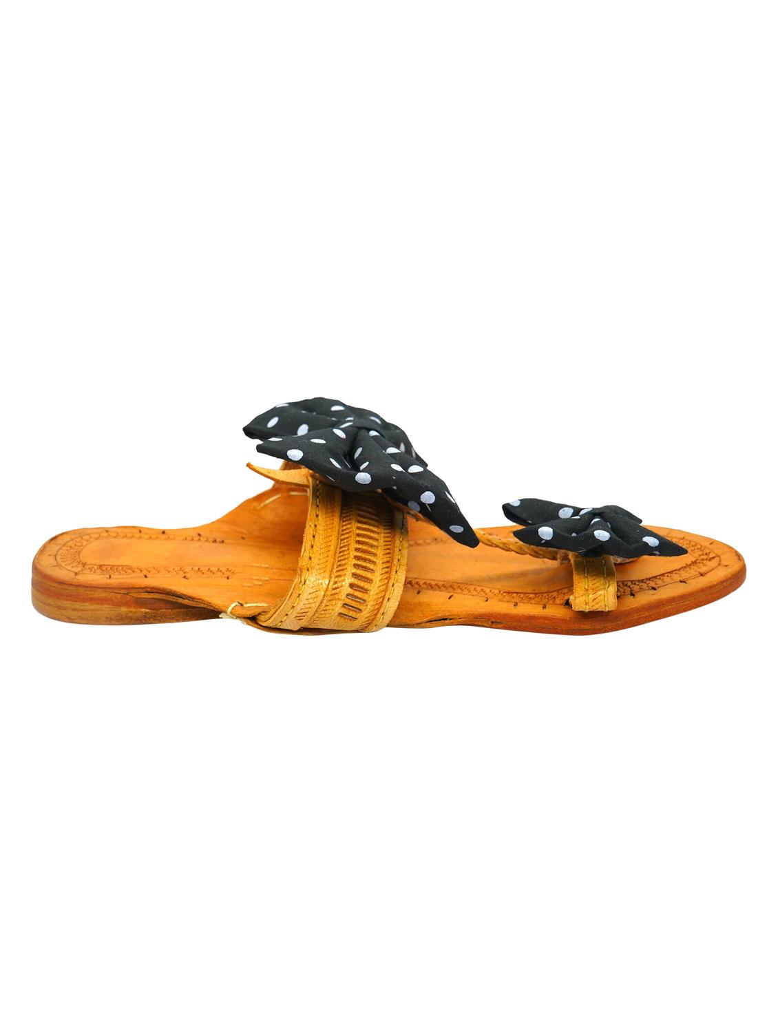 black fabric one toe kolhapuris - 17500311 - Zoom Image - 2