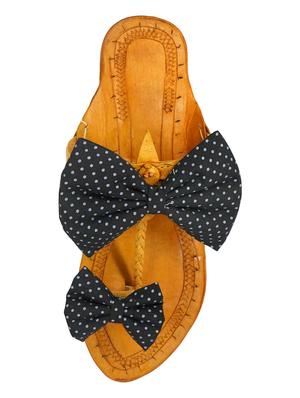 black fabric one toe kolhapuris - 17500528 - Standard Image - 3