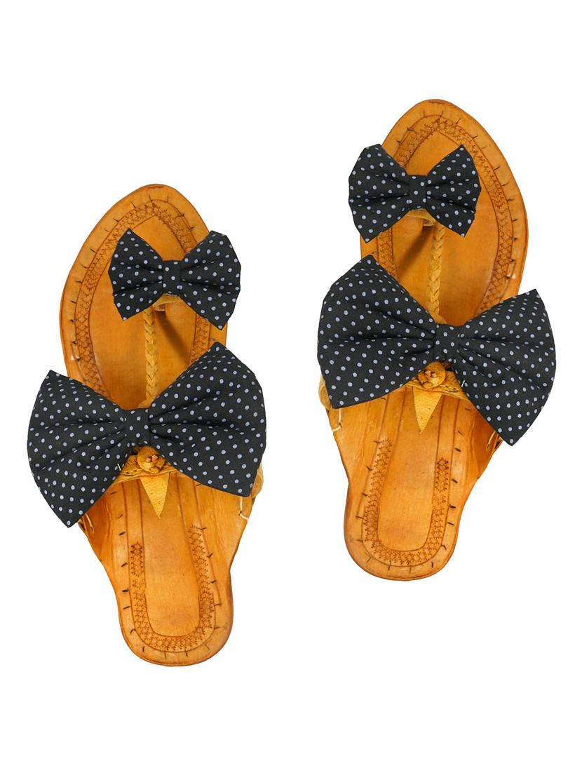black fabric one toe kolhapuris - 17500528 - Zoom Image - 1