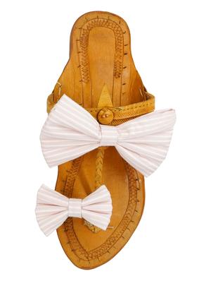 pink fabric one toe kolhapuris - 17501104 - Standard Image - 3