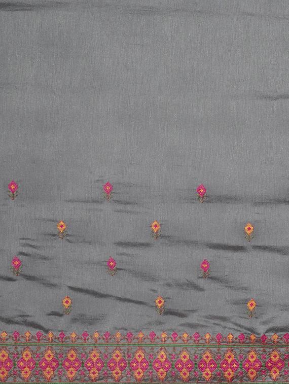embroidered bordered saree with blouse - 17528647 - Zoom Image - 5