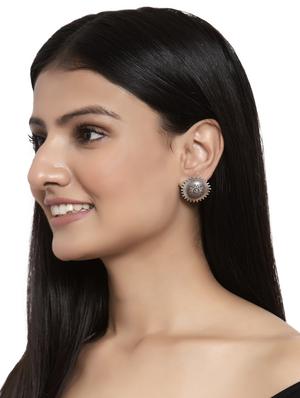 silver brass studs earring - 17531276 - Standard Image - 4