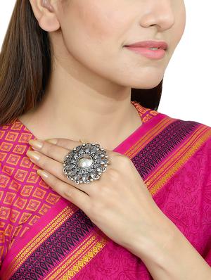 silver brass finger ring - 17535873 - Standard Image - 4