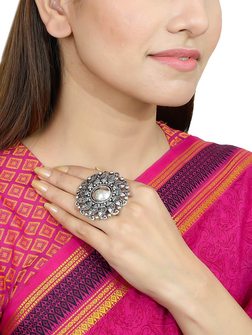 silver brass finger ring - 17535873 - Zoom Image - 4