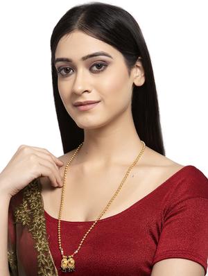 gold metal short necklace - 17537828 - Standard Image - 4
