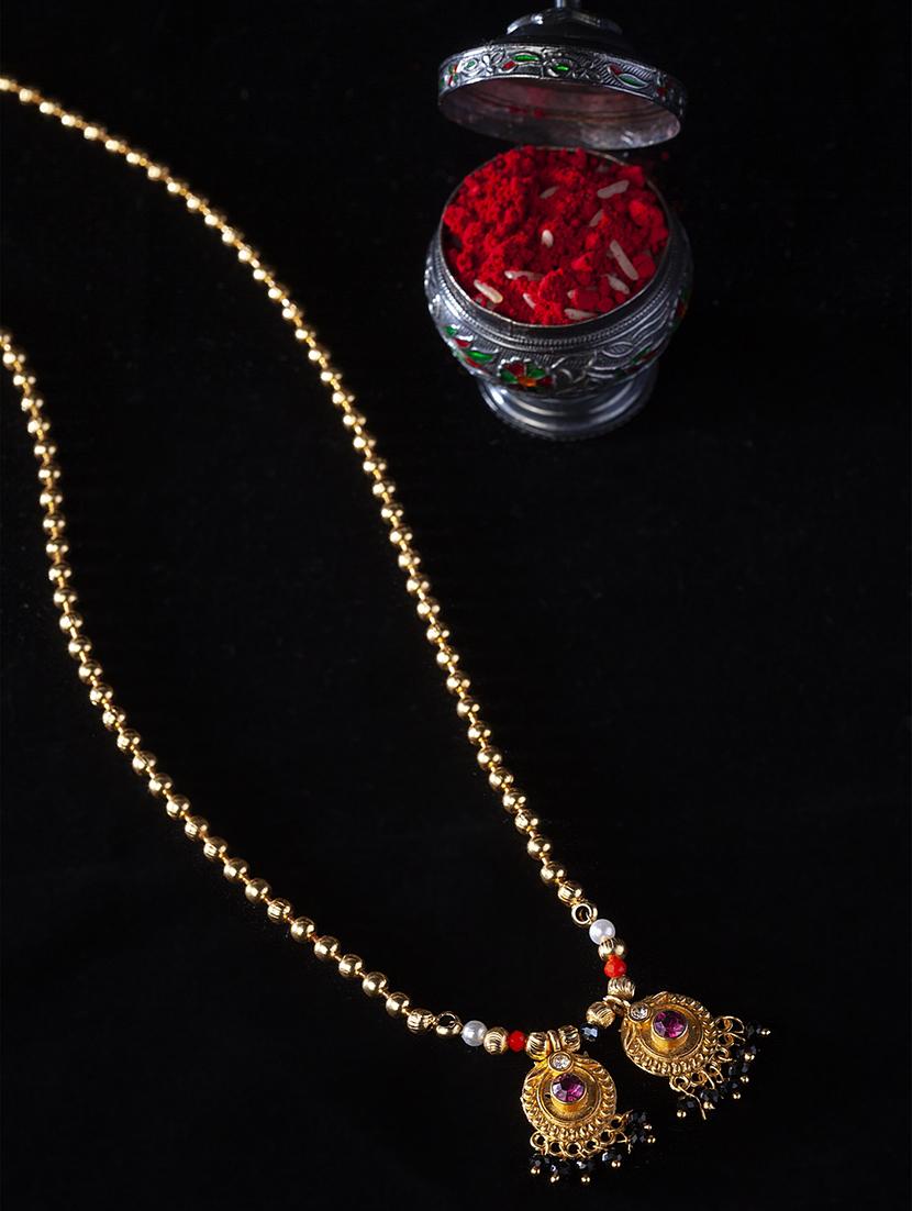 gold metal short necklace - 17537828 - Zoom Image - 1