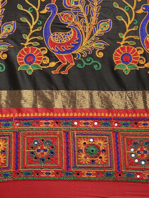 bordered embroidered saree with blouse - 17541297 - Zoom Image - 4