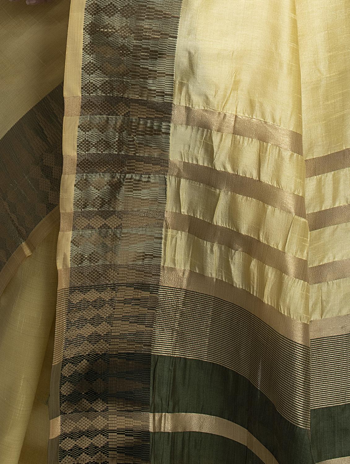 solid plain saree with blouse - 17542346 - Zoom Image - 3