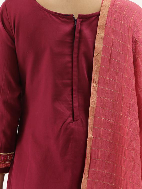 embroidered unstitched suit - 17548837 - Zoom Image - 4