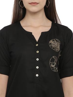 notch neck printed top - 17550690 - Standard Image - 5