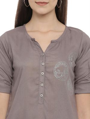 notch neck printed top - 17550691 - Standard Image - 5