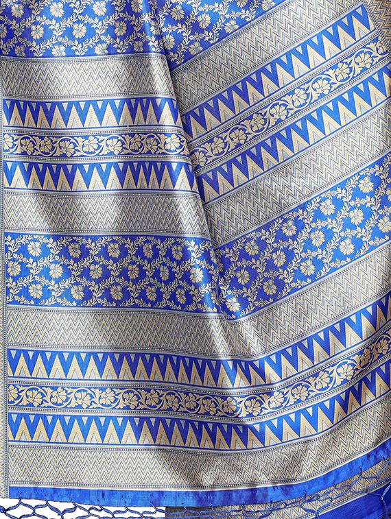 floral printed saree with blouse - 17550949 - Zoom Image - 3