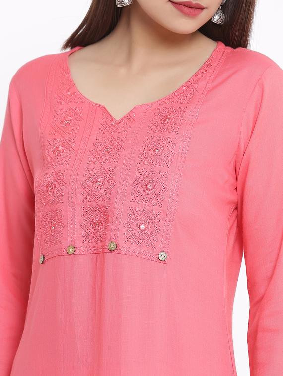 embroidered straight kurta - 17557529 - Zoom Image - 4